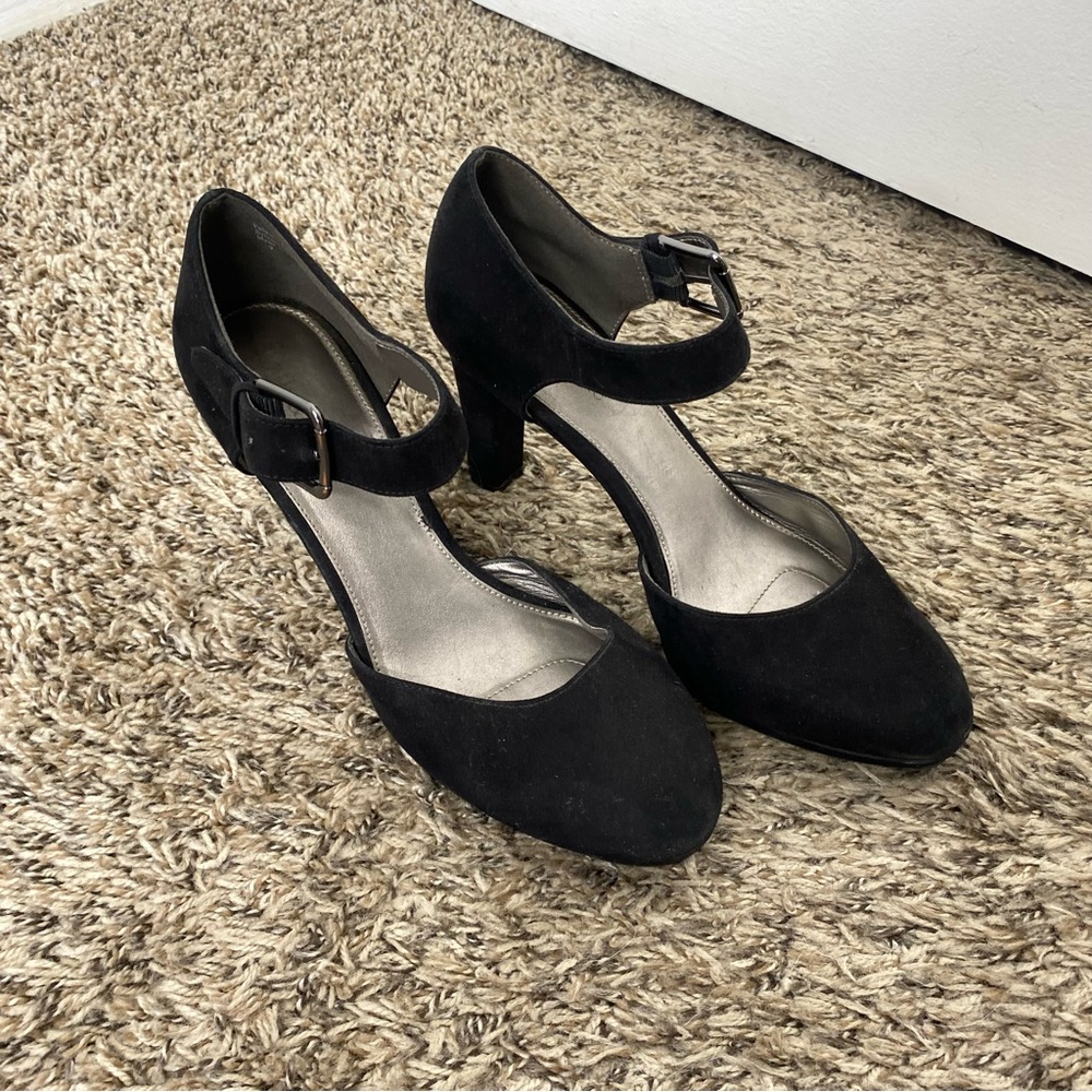 Women’s black suede round toe heels size 9